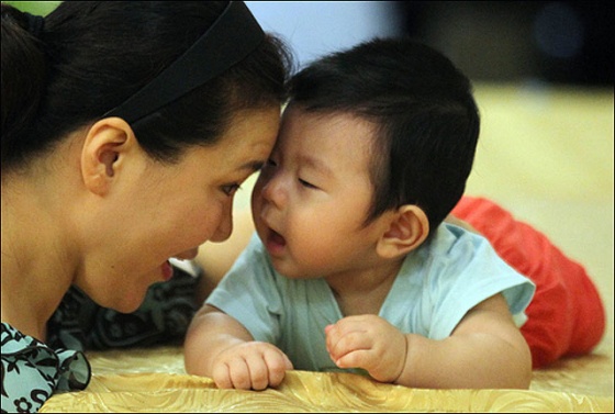 ▲ 2014년 8월 27일 대전 유성호텔에서 열린 '건강한 모유 수유아 선발 대회'에서 한 아기가 심사를 기다리던 도중 엄마와 눈을 맞추고 있다. ⓒ연합뉴스 