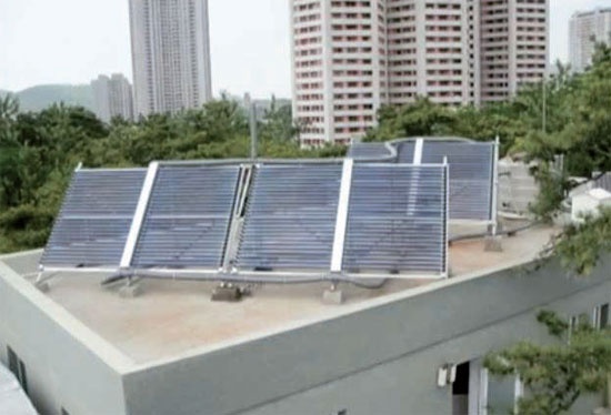평양 시내 한 주택의 지붕에 설치된 태양열 집 열기. 전기를 생산해 입주자에게 난방을 공급한다.
