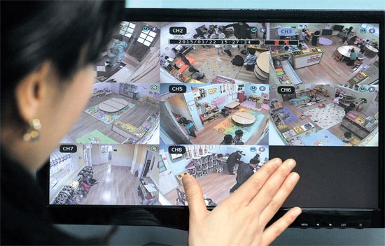 지난 22일 대전의 한 어린이집 원장이 CCTV를 보고 있다. 새누리당과 정부는 CCTV 기록을 1개월 이상 보존토록 하는 방안을 추진하기로 했다