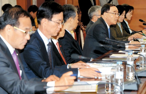 정홍원 국무총리(가운데)가 29일 오전 서울 세종로 정부서울청사에서 국가정책조정회의를 주재하고 있다