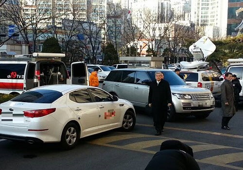 ↑ 조양호 한진그룹 회장이 30일 오후 3시52분 서울서부지방법원에 도착해 입구로 이동하고 있다./사진=최순웅 기자