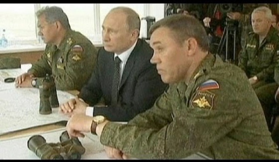 ▲ 러시아군 훈련을 지켜보는 블라디미르 푸틴 대통령(中)과 발레리 게라시모프 총참모장(右). ⓒ훈련 당시 모습 유튜브 영상 캡쳐 