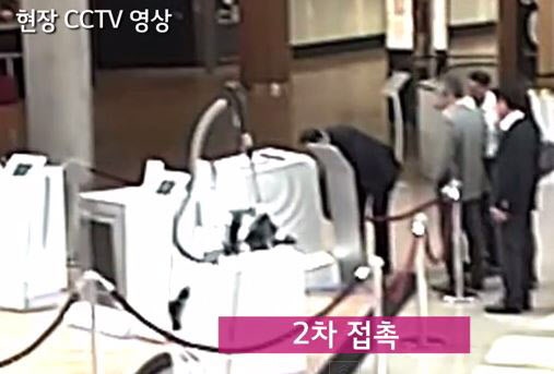 ↑ 조성진 사장이 세탁기 도어를 눌러보는 장면을 담은 CCTV 영상. /유투브 캡처