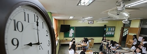 ↑ 지난 해 의정부시의 한 여자중학교에서 학생들이 9시에 맞춰 등교해 수업을 준비하고 있다. 