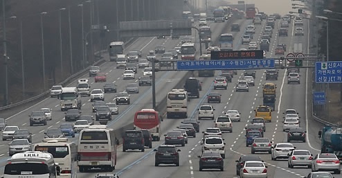 ↑ 경기도 성남시 분당구 궁내동 서울 톨게이트 인근 경부고속도로 하행선(오른쪽)이 귀성차량으로 붐비고 있다.