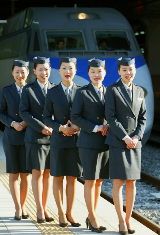 2004년 2월 KTX 여승무원들이 서울 용산역에서 동대구역으로 향하는 KTX 9999호 열차 앞에서 포즈를 취하고 있다. 