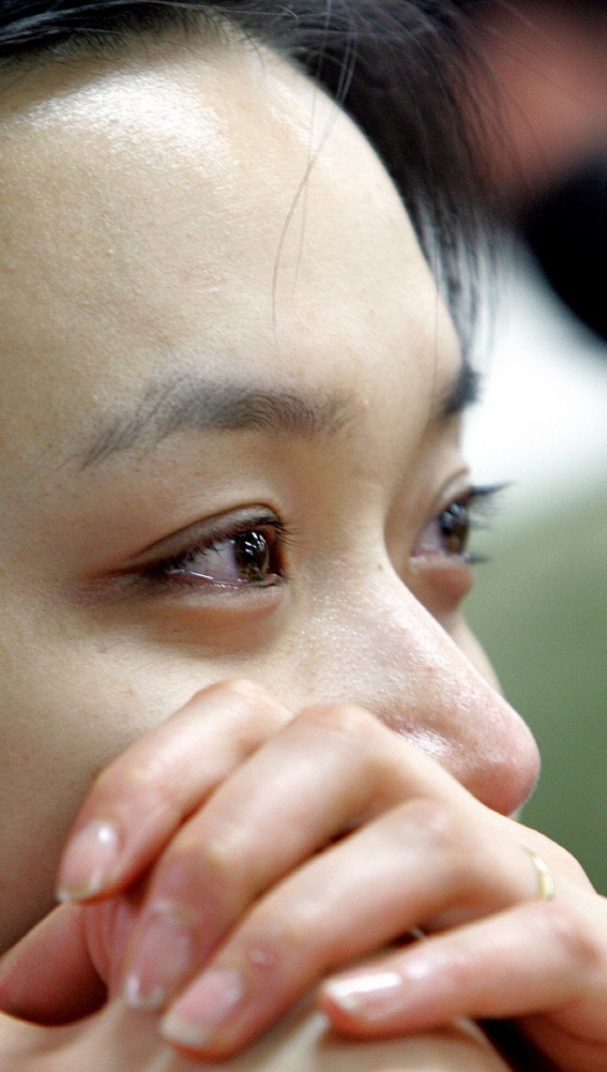 2006년 4월28일 서울역에서 열린 정기집회에 참석해 발언자의 말을 듣는 한 KTX 여승무원의 눈에 눈물이 맺혀 있다.