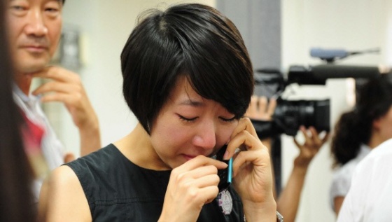 해고됐던 KTX 여승무원들이 2010년 8월26일 재판에서 이긴 뒤 환한 표정으로 법정을 나오고 있다. ｜김영민 기자