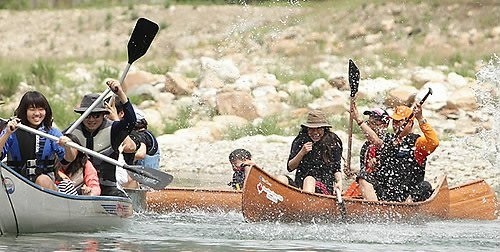 수상레저 인구가 급증하고 있다. 사진은 강원도 홍천 마곡유원지에서 카누를 타는 사람들. 