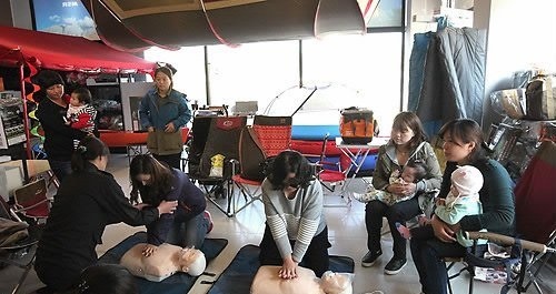 오전 아웃도어 브랜드 카약피싱&캠핑 인천 청라점에서 주민들이 아이들과 함께 응급처치 교육을 받고 있다.