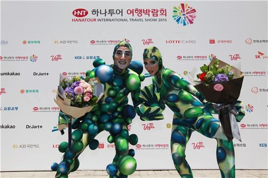 사진=태양의 서커스 자카나쇼 애니메이션 아티스트들이 ‘2015 하나투어 여행박람회’에 앞서 4일 서울 인사동 센터마크호텔 앞에서 사전 퍼포먼스를 선보이고 있다.