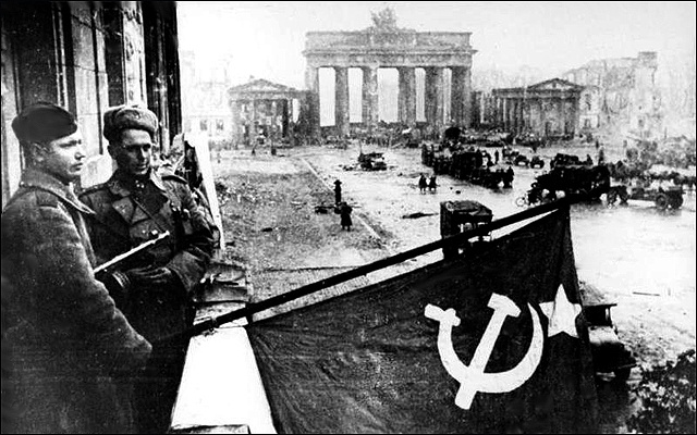 ▲ 1945년 5월 베를린에 입성해 깃발을 내건 소련군. 멀리 브란덴부르크문이 보인다. ⓒ위키미디어커먼스