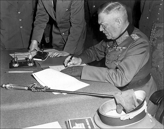 ▲ 1945년 5월 8일 베를린의 소련군 사령부에서 무조건 항복 문서에 서명하는 독일군 원수 빌헬름 카이텔. ⓒ위키미디어커먼스