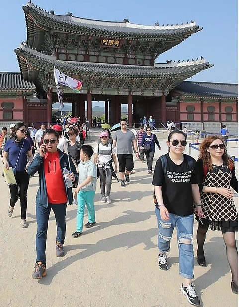 사진=한국을 찾은 유커들이 서울 경복궁을 둘러보고 있다.