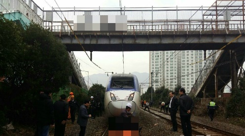 23일 오후 3시 5분쯤 부산진구 범천동의 한 열차 선로에서  한 남성이 서울행 KTX 열차에 치여 숨졌다./사진=부산소방안전본부 제공