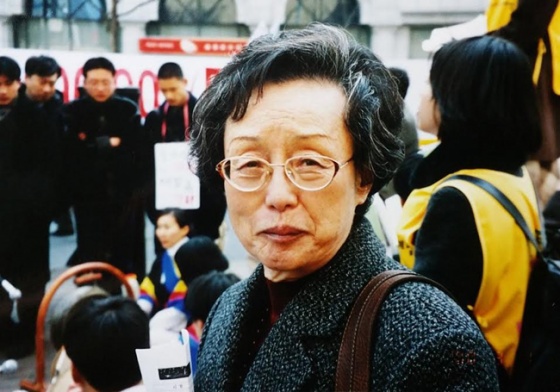 2000년 3월 1일 광화문 교보문고 앞 대로변에서 열린 제400회 ‘수요집회’에 참석한 윤정옥 교수 (필자 촬영) 