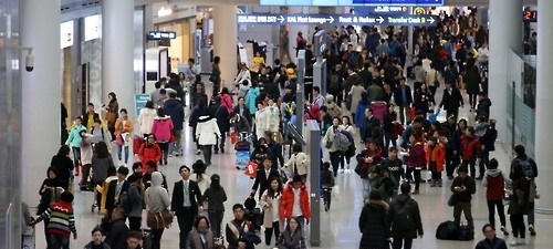 설연휴를 앞두고 4일 오전 인천공항 출국장이 출국인파로 붐비고 있다. 설연휴 기간 인천공항 이용객은 104만여명에 달할 전망이다.
