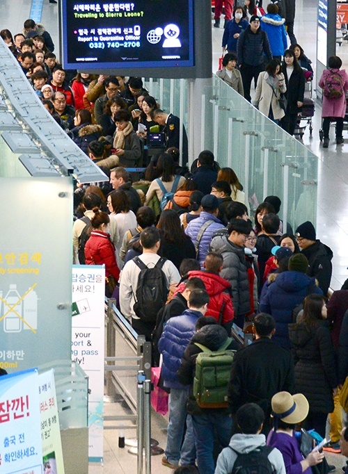 민족 대명절인 설 연휴를 앞둔 5일 서울 용산역에서 귀성객들이 고향으로 향하는 열차를 탑승하기 위해 이동하고 있다.