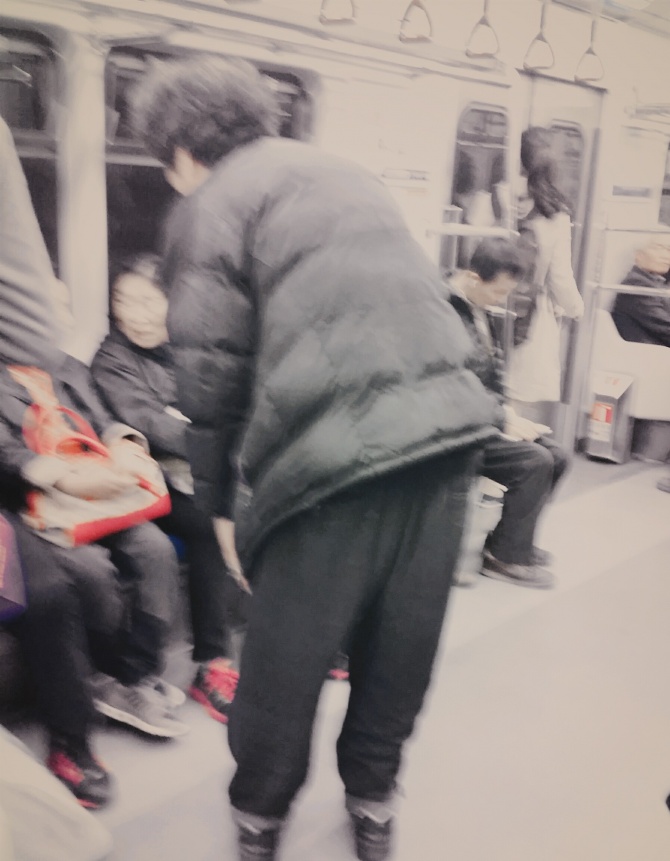 전철에서 다리를 절며 구걸을 하고 있다.