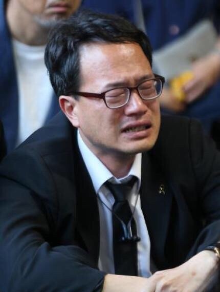 18일 저녁 서울서북시립병원 장례식장 앞에서 열린 故 김관홍 잠수사 추모식에서 박주민 더불어민주당 의원이 눈물 흘리고 있다.