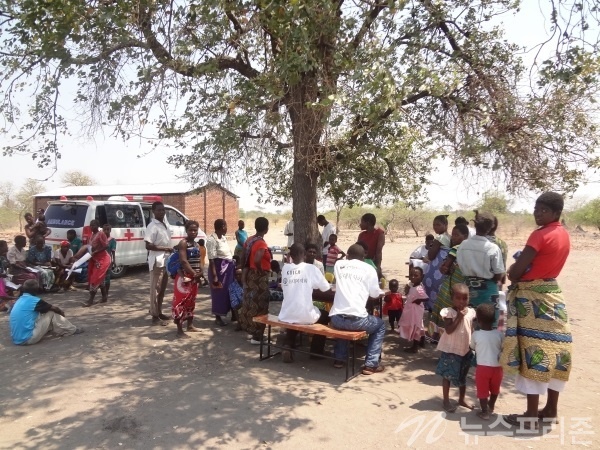 ▲ 등대복지회복지회의 말라리아 퇴치운동에 봉사활동을 하고 있는 모습