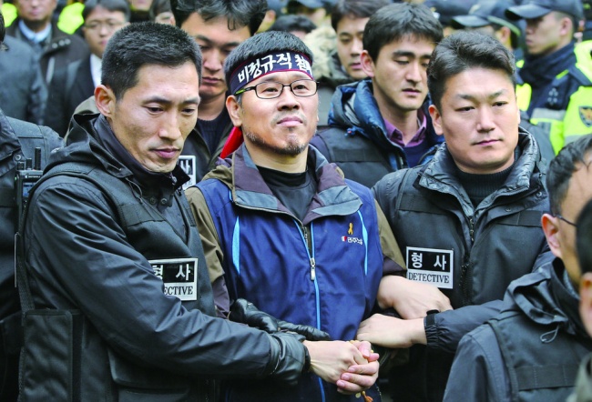 한상균 민주노총 위원장이 지난해 12월10일 오전 서울 종로구 견지동 조계사를 나와 경찰에 연행되고 있다. 