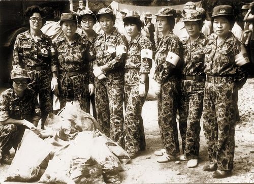▲ 1975년 창설한 예비군들이 봉사활동을 하는 모습. 서있는 사람 왼쪽에서 두번째가 대장인 남동순 할머니.