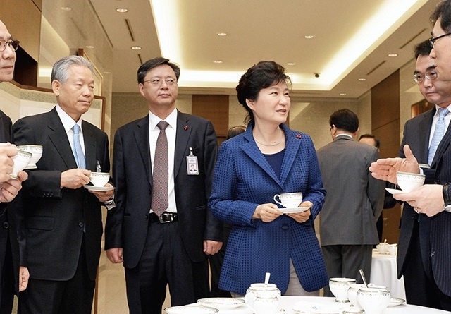 ▲ 우병우 청와대 민정수석과 박근혜 대통령(청와대 제공)