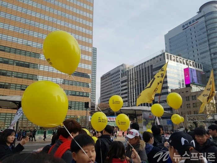 ▲ 촛불집회에 모인 시민들,. 세월호  유가족들이 노란풍선을 하늘로 날리고 있다. [뉴스프리존 자료사진]