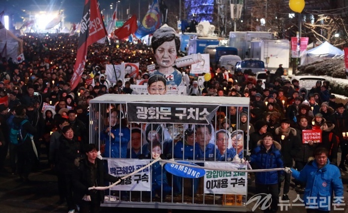 ▲ 21일 오후 박근혜 정권퇴진 비상국민행동의 제13차 촛불집회가 열리고 있는 서울 광화문 광장에 강추위에도 불구하고 참석한 시민들이 재벌구속 퍼포먼스를 벌이며 행진하고 있다. 