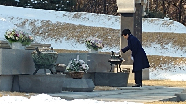 ▲ 박근혜 대통령이 23일 서울 동작구 국립서울현충원 박정희 전 대통령 묘소를 찾아 참배하고 있다. 청와대 제공