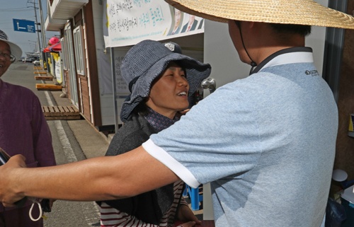 ▲ 세월호 미수습자인 허다윤 양의 신원이 확인된 19일 오후 허 양의 어머니 박은미 씨가 전남 목포신항 `미수습자 가족 만남의 장소`에서 한 자원봉사자와 포옹하고 있다.