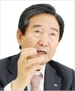 ▲ 박 전 대통령은 2015년 12월 직접 KAI의 경남 사천 본사를 찾아 임직원들을 격려하기도 했다. 이듬해인 2016년 5월 하 대표는 연임에 성공했다.