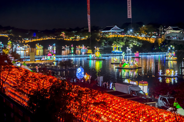5년 연속 대한민국 글로벌 육성축제로 선정된 '2019 진주남강유등축제'가 새롭게 변신한 모습으로 10월1일 화려한 막을 올린다./ⓒ진주시