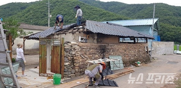 지붕개량 수리중인 주거복지공동체사업 / ⓒ 고경하 기자