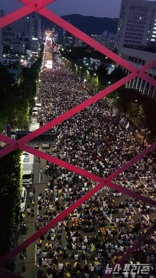 서초법원으로부터 강남터미널까지 길게 이어진 촛불시민들