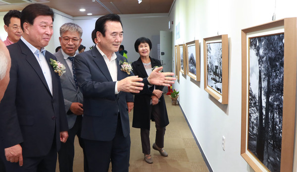 함양군은 1일 함양 문화예술회관 2층 전시실에서 ‘포토그래퍼12’ 개전식을 개최했다./ⓒ함양군