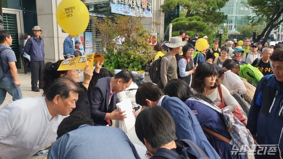 제8차 검찰 개혁 촛불 문화제에 참여한 많은 시민들이 이재명 도지사 무죄 탄원서명을 하고 있다. ⓒ임새벽 기자 2019.10.05