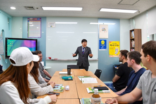 ▲외국인 수강생들이 이관수 의장의 한국어 수업을 경청하고 있다.Ⓒ강남구의회
