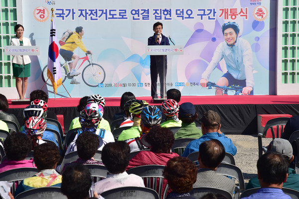 진주시는 14일 시민, 자전거 동호인, 여성자전거 투어단 등 200여명이 참석한 가운데 집현면 덕오리 구간 자전거도로 개통식을 가졌다./ⓒ진주시