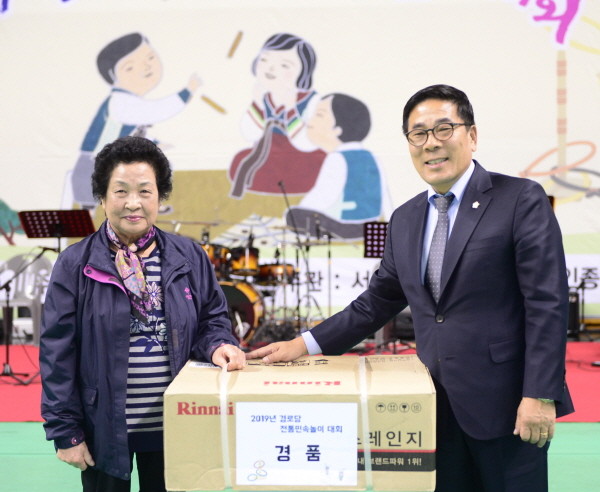 광주 서구의회는 노인의 날 기념하는 행사에 참석, 김태영 부의장이 축사와 기념사진/ⓒ광주 서구의회