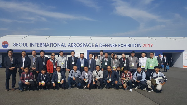 사천시는 ‘서울 ADEX 2019 행사’에 소속직원 60여 명을 참여시켜 항공우주산업과 방위산업에 대한 이해도를 증진시키고, 대한민국 항공우주산업의 중심도시인 사천시 소속 직원으로써의 역량강화를 위한 기회를 제공했다./ⓒ사천시