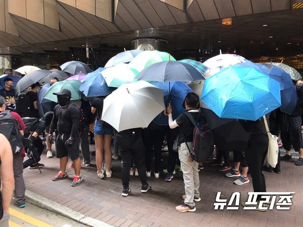 홍콩시민들이 우산을 들고 집회를 준비하고 있다. ⓒ박훈규 기자 2019.10.20