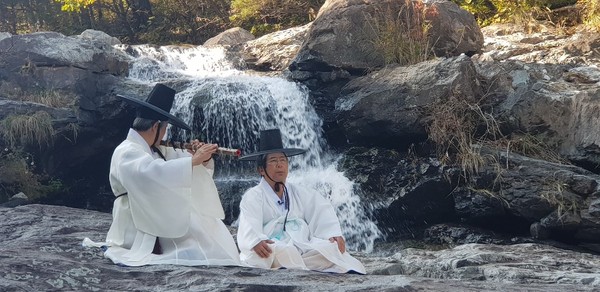 한국시조협회 관계자들이 산청군 단성면 백운계곡에서 시조와 관련된 다큐멘터리 촬영을 하고 있다./ⓒ산청군