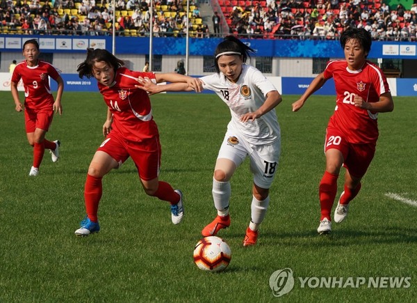 Han Ahreum (2nd R) of the Republic of Korea competes during the semifinal of women's football between the Democratic People?s Republic of Korea (DPRK) and the Republic of Korea at the 7th International Military Sports Council (CISM) Military World Games in Wuhan, capital of central China's Hubei Province, Oct. 24, 2019.