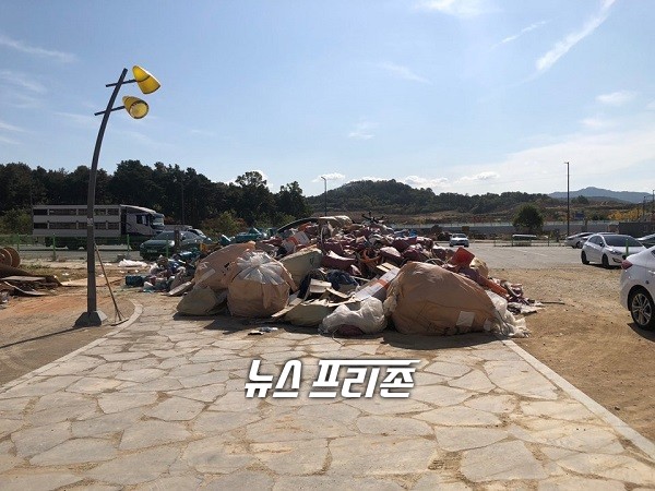 28일 오전 경북도청신도시 '걷고싶은거리'에 쌓인 폐기물·쓰레기 모습. 사진제공/유상현 기자