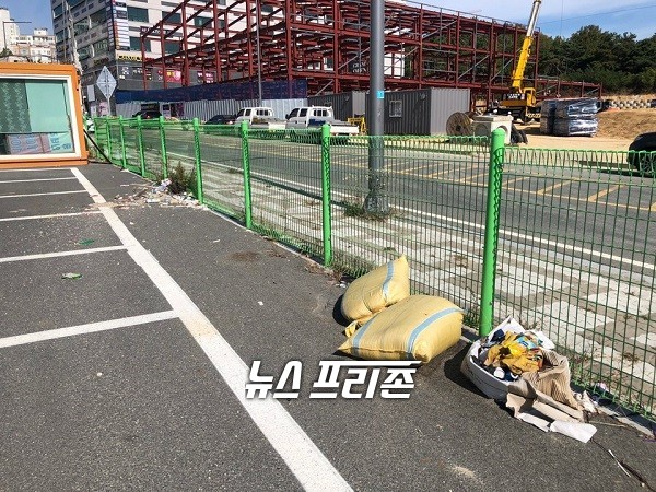 28일 오전 경북도청신도시 8번공영주차장 쓰레기 모습. 사진제공/유상현 기자