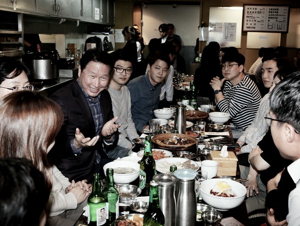 최태원 SK그룹 회장이 28일 서울 광화문 인근의 한 대중음식점에서 저녁식사를 겸한 번개 행복토크를 열고 구성원들과 담소를 나누고 있다. SK그룹