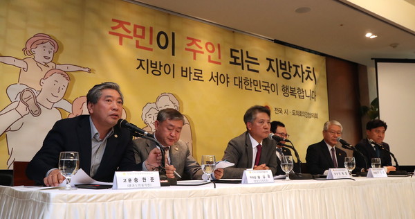 송한준 경기도의회 의장이 '전국시·도의회의장협의회 언론사 간담회'에 참석해 발언하고 있다.
