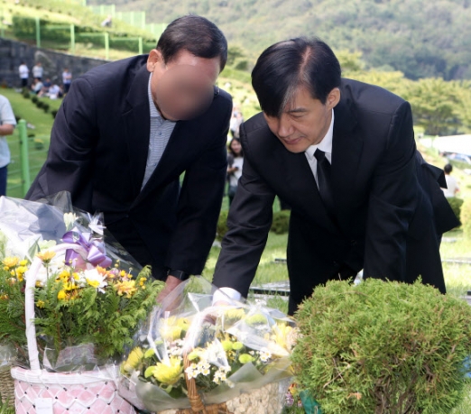 사진: 김홍영 검사의 묘소에 찾아간 당시 조국 법무부 장관